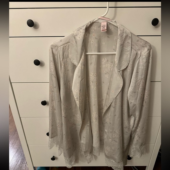 DREAM ANGELS Romantic Satin Lace Tie-waist Lounge
Robe Top - Size M/L - Picture 1 of 4